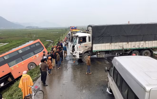 Một vụ tai nạn giao thông nghiêm trọng giữa xe tải và xe khách trên quốc lộ.