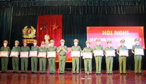 Trung tướng Nguyễn Văn Vượng trao danh hiệu Chiến sĩ thi đua toàn lực lượng Công an nhân cho các cá nhân xuất sắc.