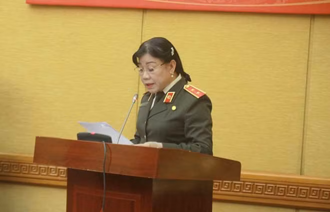 Trung tướng Trần Thị Ngọc Đẹp, Cục trưởng Cục XDPT toàn dân bảo vệ ANTQ đọc tờ trình và kế hoạch triển khai xây dựng nghị định.