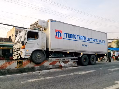 Xe tải hất tung biển báo giao thông, leo lên dải phân cách