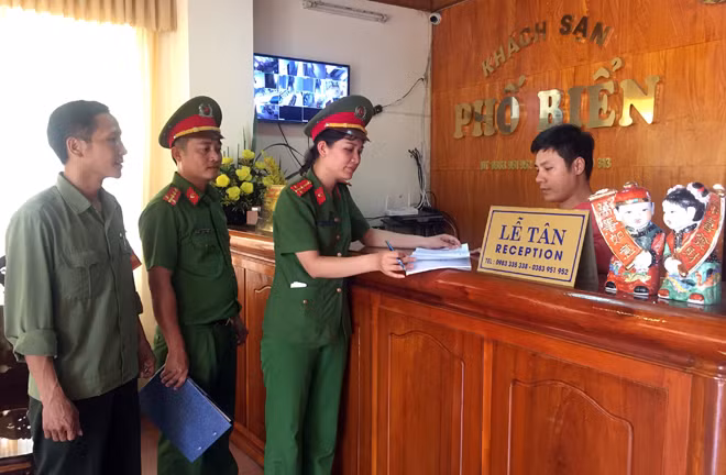 Cán bộ, chiến sĩ Công an Phường Nghi Thu kiểm tra hành chính tại khách sạn.