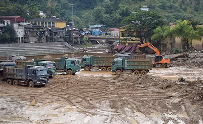 Đến nay đã hót dọn đất đá bồi lấp được khoảng trên 85% khối lượng trong tổng số trên 120.000m3 tại trung tâm thị trấn huyện.