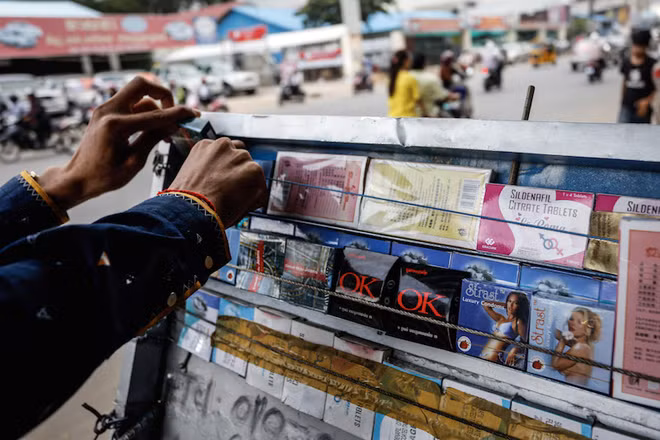 Bao cao su được bán công khai trên đường phố Phnom Penh tối 28-9.