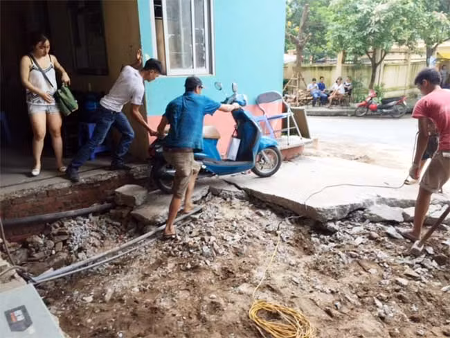 Nền nhà N5 khu tái định cư Đồng Tàu bị sập gây hoang mang cho người dân.
