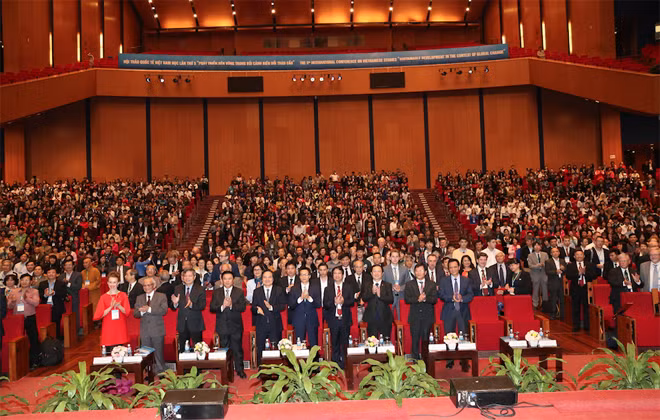 Phó Thủ tướng Vũ Đức Đam và các đại biểu tham dự Hội thảo.