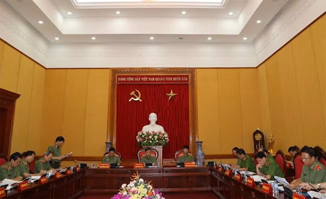 Thiếu tướng Lương Tam Quang, Phó Chánh Văn phòng Bộ Công an trình bày Báo cáo tóm tắt tình hình, kết quả công tác Công an tháng 7. Thiếu tướng Lương Tam Quang, Phó Chánh Văn phòng Bộ Công an trình bày Báo cáo tóm tắt tình hình, kết quả công tác Công an tháng 7.