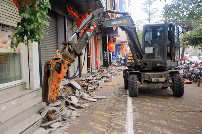 Những hạng mục xây dựng lấn chiếm vỉa hè bị tháo dỡ. Ảnh: CTV