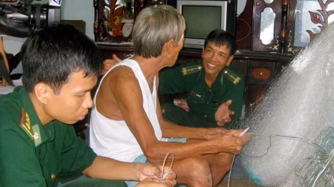 Thầy giáo - Trung tá Mai Văn Sơn thăm hỏi người dân thuộc địa bàn Đồn Hải Vân quản lý.