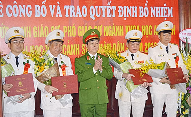 Trung tướng Nguyễn Xuân Yêm chúc mừng các cán bộ, giảng viên Học viện CSND được bổ nhiệm
