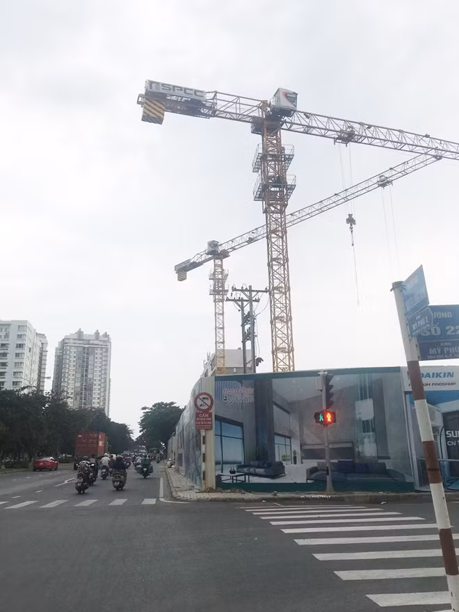 Dự án KDC S18-2-1 (Residential Development) tại Lô S18-2-1, Lô A, Phú Mỹ Hưng, Q.7 tại đường Nguyễn Lương Bằng lấn nhiều vỉa hè, cần trục hoạt động ra ngoài khỏi phần lan can bảo vệ.