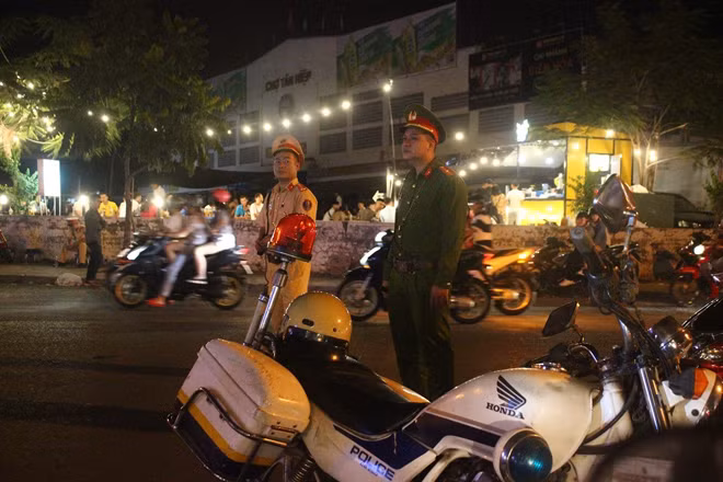 Các chiến sĩ công an “chiến đấu” trên mọi mặt trận để đảm bảo an toàn cho người dân chơi Tết.
