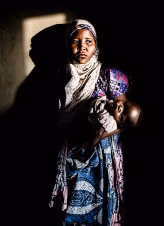 Fatima suýt trở thành một kẻ đánh bom tự sát như nhiều cô gái khác bị Boko Haram bắt cóc. Fatima suýt trở thành một kẻ đánh bom tự sát như nhiều cô gái khác bị Boko Haram bắt cóc.