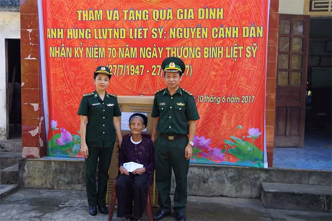 Đại diện BĐBP Nghệ An tặng quà cho mẹ Anh hùng Liệt sỹ Nguyễn Cảnh Dần
