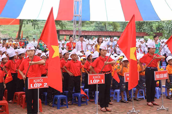 Học sinh xã Nặm Păm trong ngày khai giảng năm học mới.