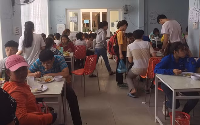 Quán cơm 1.000 đồng của anh Nguyễn Quang Bi.