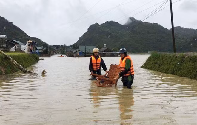 Công an Sơn La giúp nhân dân di chuyển đồ đạc sang nơi khô ráo để tái ổn định cuộc sống.