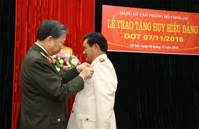Bộ trưởng Tô Lâm gắn Huy hiệu 50 năm tuổi Đảng tặng Thượng tướng Nguyễn Khánh Toàn.