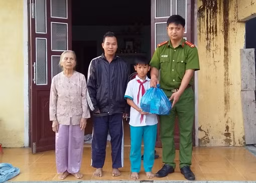 Đậm tính nhân văn chương trình “Cùng em đến trường”
