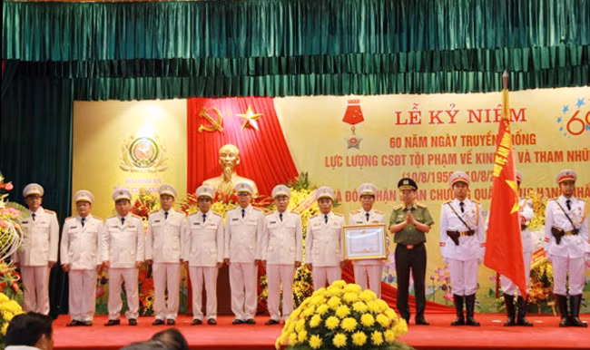 Bộ trưởng Tô Lâm trao Bằng Huân chương Quân công hạng Nhất tặng CBCS Cục CSĐT tội phạm về kinh tế và chức vụ.