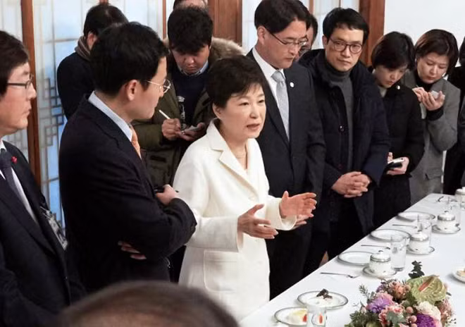 Trong cuộc gặp các nhà báo tại Nhà Xanh hôm 1-1, Tổng thống Hàn Quốc Park Geun-hye đã bác bỏ mọi cáo buộc liên quan đến bê bối của bà Choi Soon-sil. Ảnh: Reuters.