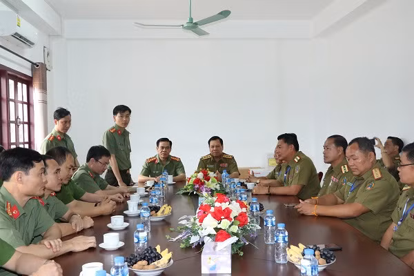 Đoàn công tác Công an Hà Tĩnh và Bô ly kham xay trao đổi công việc hợp tác bảo vệ bình yên vùng biên giới 2 tỉnh, 2 nước Việt Nam-Lào.