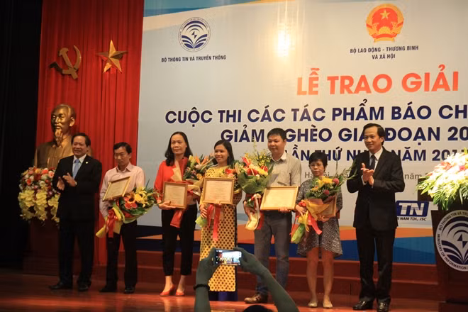 Bộ trưởng Trương Minh Tuấn và Bộ trưởng Đào Ngọc Dung trao giải cho các tác giả và nhóm tác giả đoạt giải B.