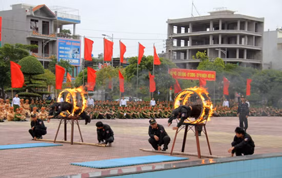 Màn trình diễn võ thuật chiến đấu của cán bộ, chiến sỹ Cảnh sát cơ động.