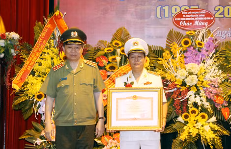 Bộ trưởng Tô Lâm trao Bằng khen của Thủ tướng Chính phủ tặng Trung tướng, GS.TS Nguyễn Xuân Yêm, Giám đốc Học viện CSND.