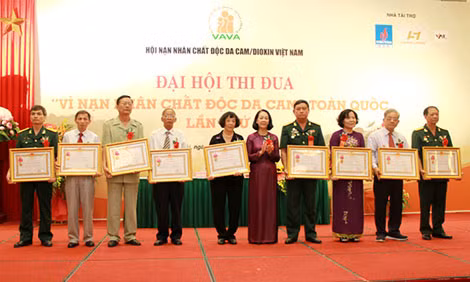 Thừa ủy quyền của Chủ tịch nước, đồng chí Trương Thị Mai trao quyết định tặng thưởng Huân chương Lao động hạng 3 cho 9 tập thể và 1 cá nhân. Thừa ủy quyền của Chủ tịch nước, đồng chí Trương Thị Mai trao quyết định tặng thưởng Huân chương Lao động hạng 3 cho 9 tập thể và 1 cá nhân.