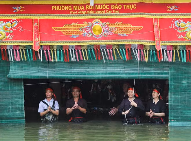 Khán giả cuối cùng cũng được nhìn thấy những con người tài hoa của làng rối Đào Thục khi tấm màn được kéo lên.