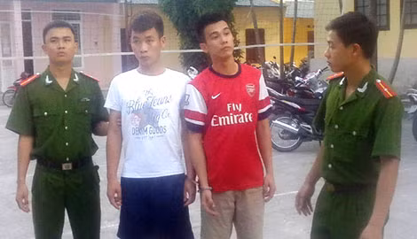 Nguyễn Đức Huy và Nguyễn Việt Anh khi bị đưa về cơ quan công an.