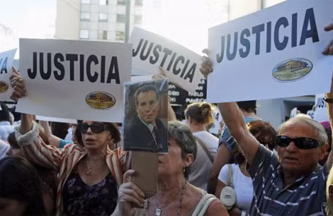 Bức ảnh Alberto Nisman được giơ cao trong cuộc biểu tình đòi công lý cho ông ở Buenos Aires, ngày 21/1/2015. Bức ảnh Alberto Nisman được giơ cao trong cuộc biểu tình đòi công lý cho ông ở Buenos Aires, ngày 21/1/2015.