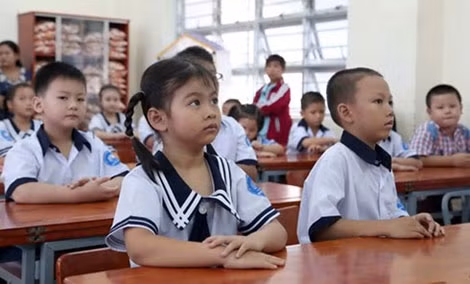 Phụ huynh phàn nàn chuyện đóng học phí của con, nhưng ít người dám kêu lên nhà trường (ảnh chỉ mang tính chất minh họa).