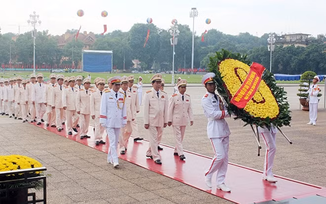 Đoàn đại biểu Đảng uỷ Công an Trung ương, lãnh đạo Bộ Công an vào Lăng viếng Chủ tịch Hồ Chí Minh.