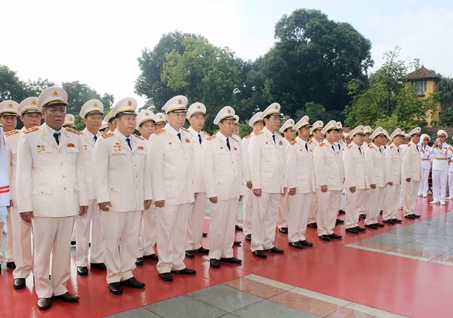 Đoàn đại biểu Đảng uỷ Công an Trung ương, lãnh đạo Bộ Công an đặt hoa tưởng niệm các Anh hùng liệt sỹ.