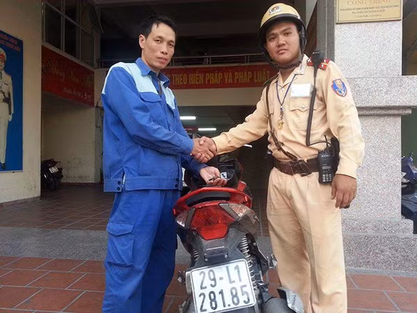 Anh Phúc đến nhận diện xe máy bị mất trộm.