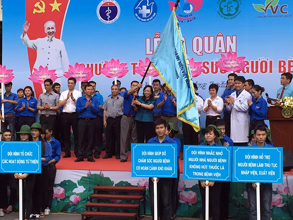 Bộ trưởng Bộ Y tế Nguyễn Thị Kim Tiến trao cờ xuất quân cho BTC Chương trình “Tiếp sức người bệnh”.