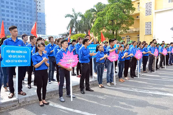 Hàng trăm sinh viên tham gia lễ xuất quân“Tiếp sức người bệnh”.