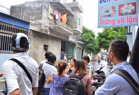 Nhiều người dân quanh dãy trọ vẫn còn bàng hoàng về vụ việc.