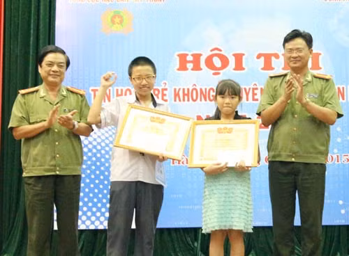 Hai học sinh đoạt giải nhất trong Hội thi.