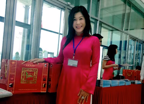 Bà Hà Thúy Linh trong lần giới thiệu sản phẩm của Công ty lúc còn sống.