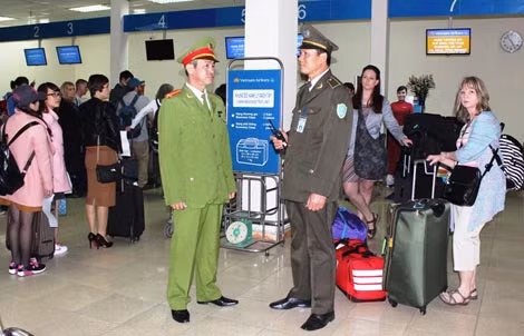 Công an quận Hải An và An ninh hàng không trao đổi thông tin về an ninh, trật tự tại sân bay Cát Bi.