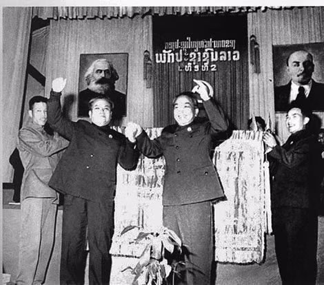 Đại tướng Võ Nguyên Giáp (bên phải ảnh) chúc mừng Tổng Bí thư Cay-xỏn Phôm-vi-hản tại Đại hội II Đảng Nhân dân Lào, tháng 2/1972. Ảnh tư liệu.