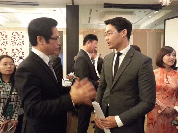 Ông Philipp Roesler gặp gỡ Chủ tịch VCCI và báo chí bên lề hội thảo.