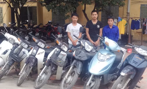 Các đối tượng tiêu thụ tài sản và xe máy trộm cắp. Các đối tượng tiêu thụ tài sản và xe máy trộm cắp.