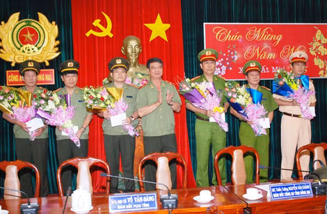 Thiếu tướng Nguyễn Văn Khánh, Giám đốc Công an tỉnh Đồng Nai khen thưởng Phòng Cảnh sát điều tra tội phạm về trật tự xã hội và Phòng Kỹ Thuật hình sự.