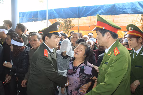 Đại tá Phùng Tiến Triển, Phó Giám đốc Công an tỉnh Sơn La động viên gia quyến đồng chí Bùi Công Nguyên tại Lễ truy điệu. Đại tá Phùng Tiến Triển, Phó Giám đốc Công an tỉnh Sơn La động viên gia quyến đồng chí Bùi Công Nguyên tại Lễ truy điệu.
