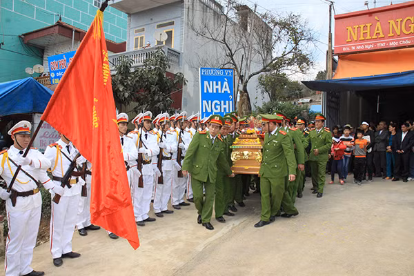 Tiễn đưa đồng chí Bùi Công Nguyên về nơi an nghỉ cuối cùng. Tiễn đưa đồng chí Bùi Công Nguyên về nơi an nghỉ cuối cùng.