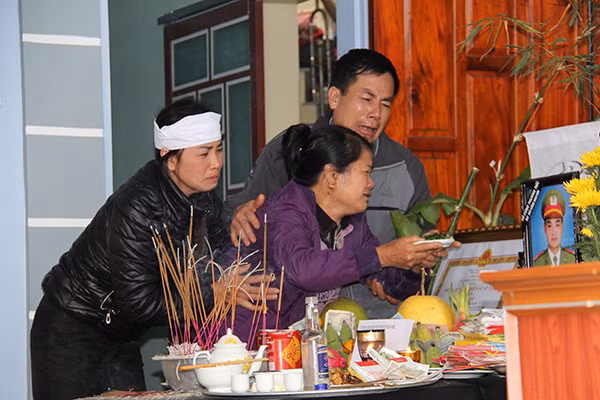 Mẹ đồng chí Bùi Công Nguyên khóc ngất bên linh cữu con trai. Mẹ đồng chí Bùi Công Nguyên khóc ngất bên linh cữu con trai.