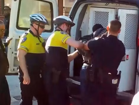 Hình ảnh được quay từ điện thoại di động cho thấy Freddie Gray bị cảnh sát dùng vũ lực bắt đưa lên xe.